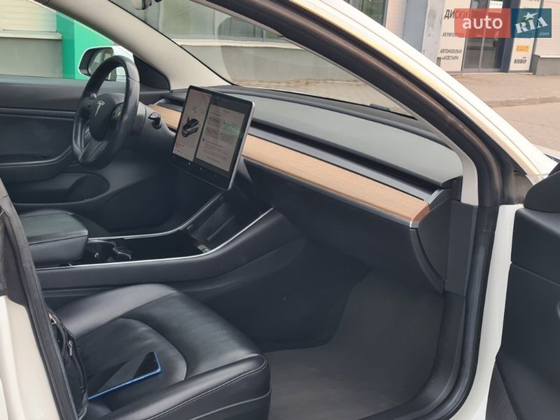 Седан Tesla Model 3 2017 в Нововолынске