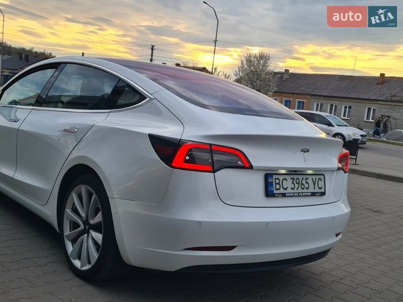 Седан Tesla Model 3 2017 в Нововолынске