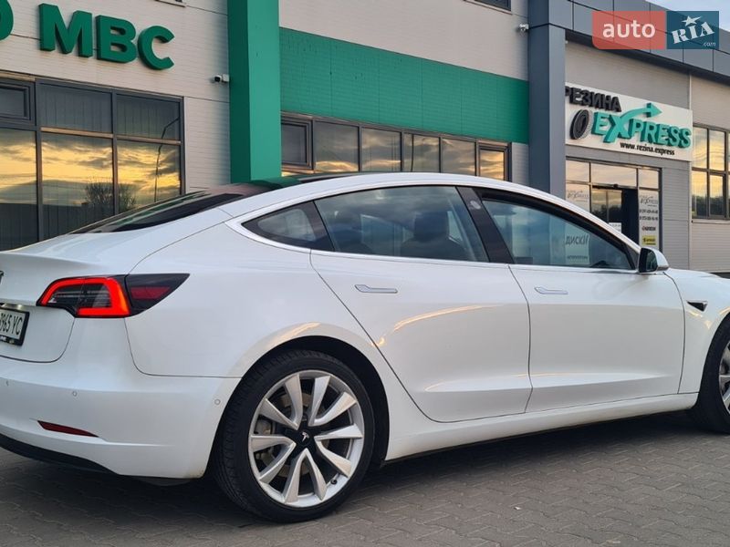 Седан Tesla Model 3 2017 в Нововолынске