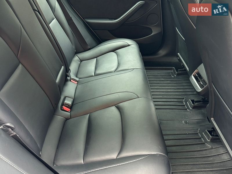 Седан Tesla Model 3 2022 в Богуславі