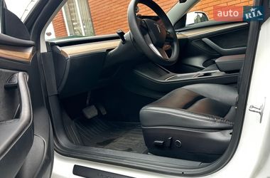 Седан Tesla Model 3 2022 в Богуславі