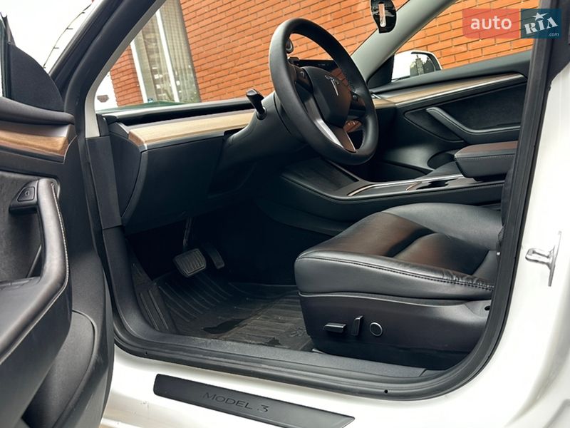 Седан Tesla Model 3 2022 в Богуславі