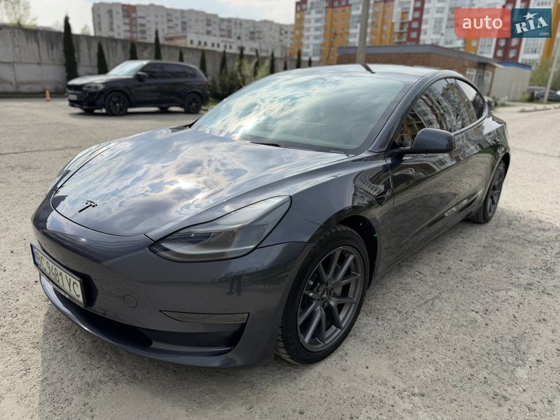Седан Tesla Model 3 2023 в Львове