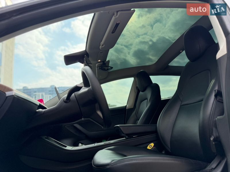 Седан Tesla Model 3 2023 в Львове