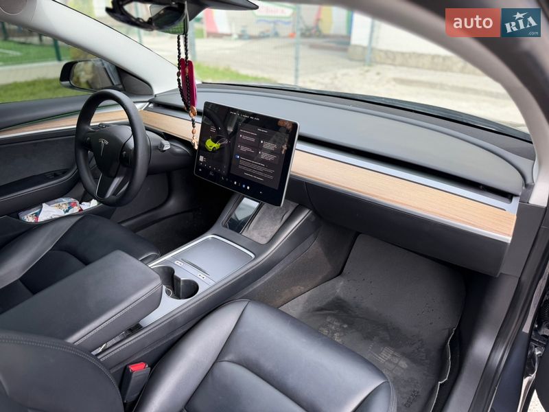 Седан Tesla Model 3 2023 в Львове