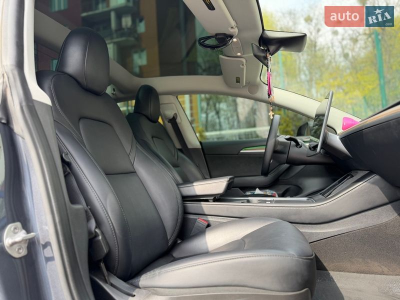 Седан Tesla Model 3 2023 в Львове