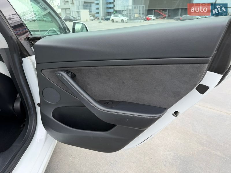 Седан Tesla Model 3 2021 в Киеве
