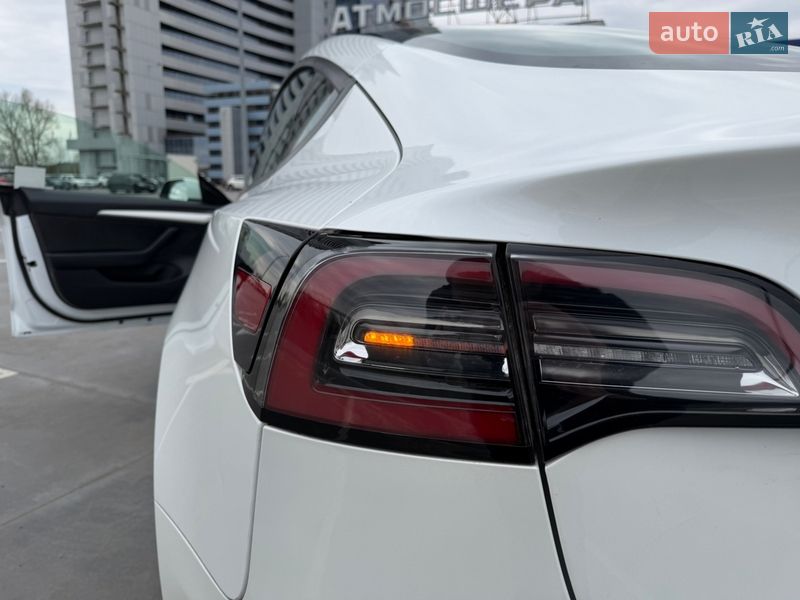 Седан Tesla Model 3 2021 в Киеве
