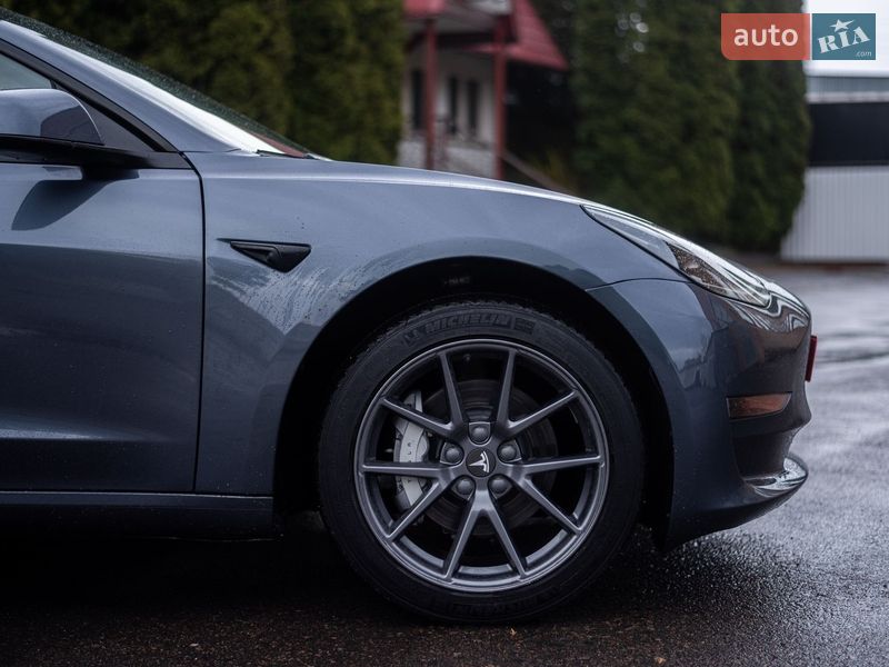 Седан Tesla Model 3 2023 в Києві