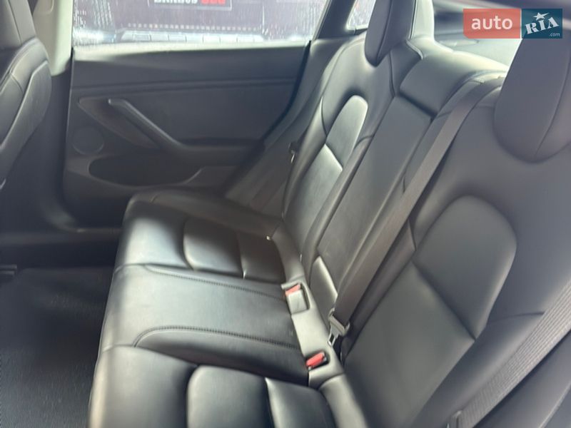 Седан Tesla Model 3 2021 в Здолбунове