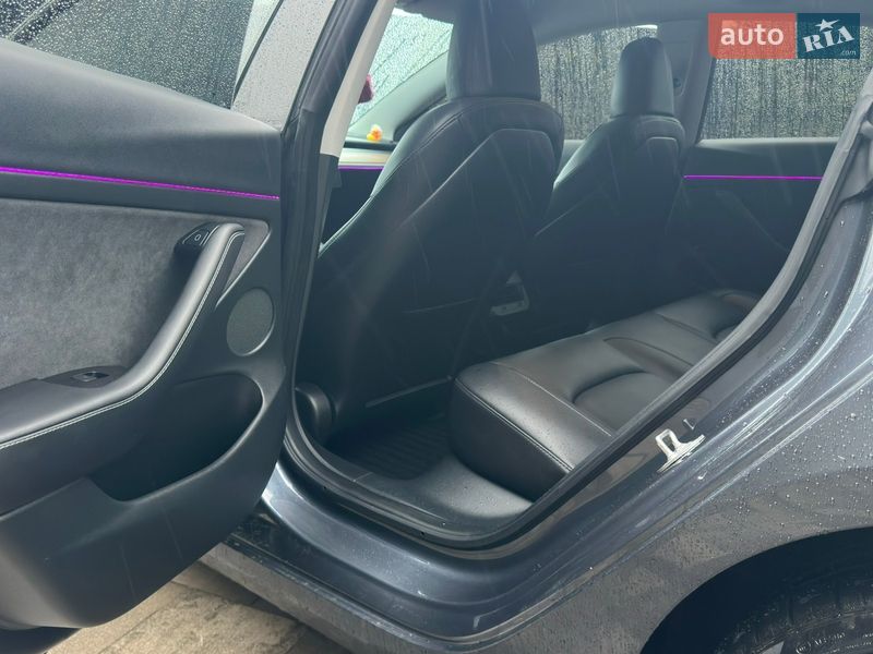 Седан Tesla Model 3 2023 в Виннице