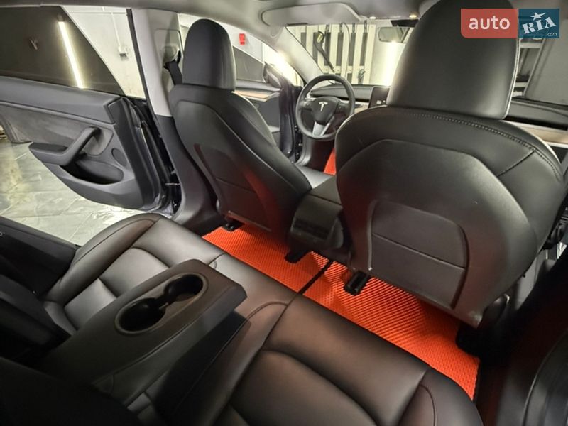 Седан Tesla Model 3 2023 в Николаеве