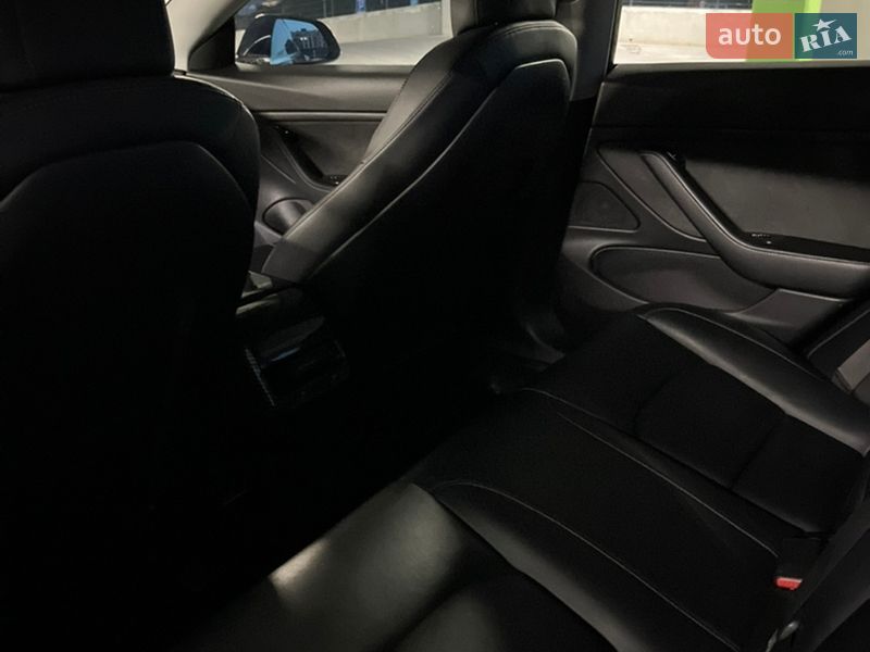 Седан Tesla Model 3 2018 в Львові