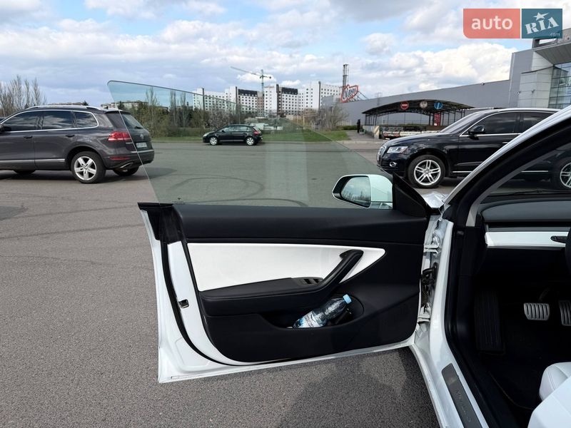 Седан Tesla Model 3 2019 в Кривому Розі
