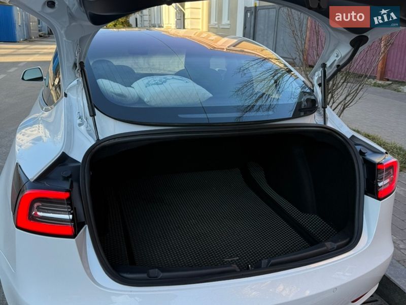 Седан Tesla Model 3 2018 в Чернигове
