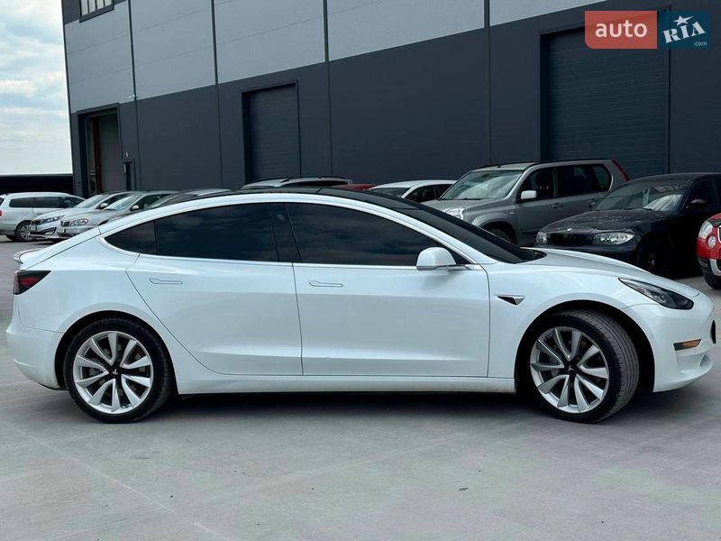 Седан Tesla Model 3 2019 в Львове
