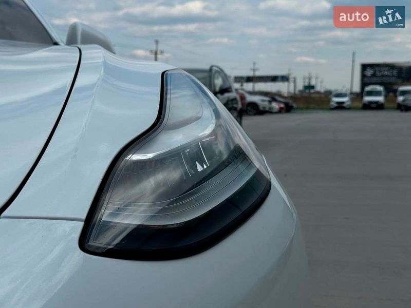 Седан Tesla Model 3 2019 в Львове