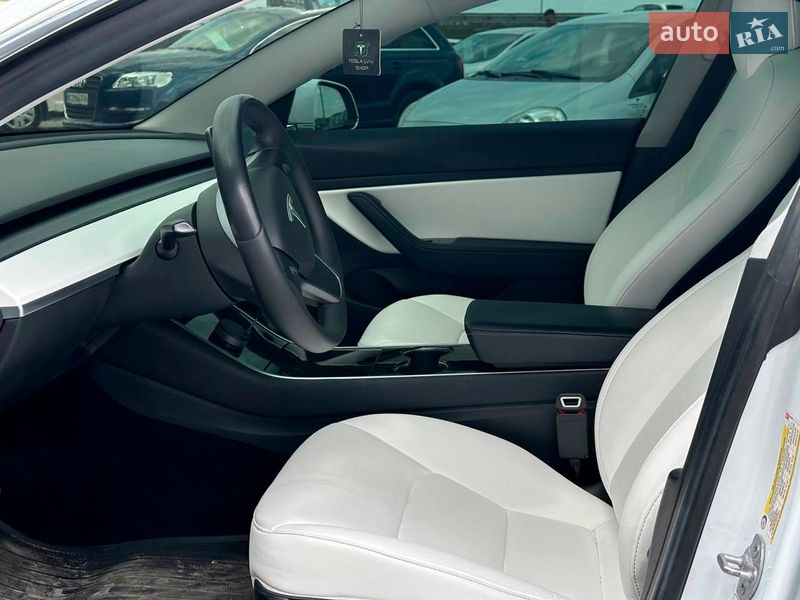 Седан Tesla Model 3 2019 в Львове
