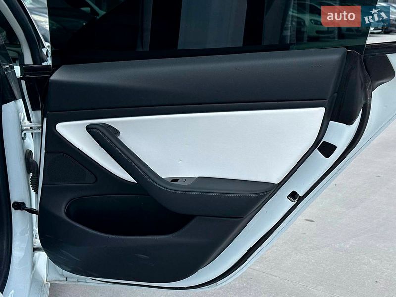 Седан Tesla Model 3 2019 в Львове