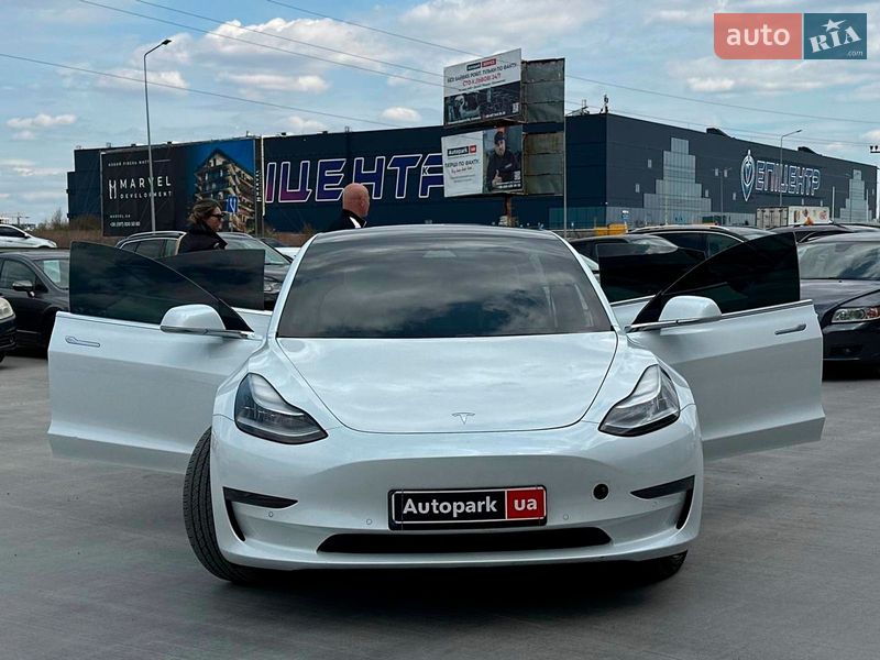 Седан Tesla Model 3 2019 в Львове