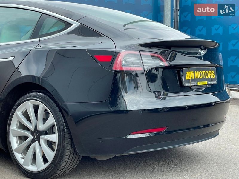 Седан Tesla Model 3 2019 в Киеве