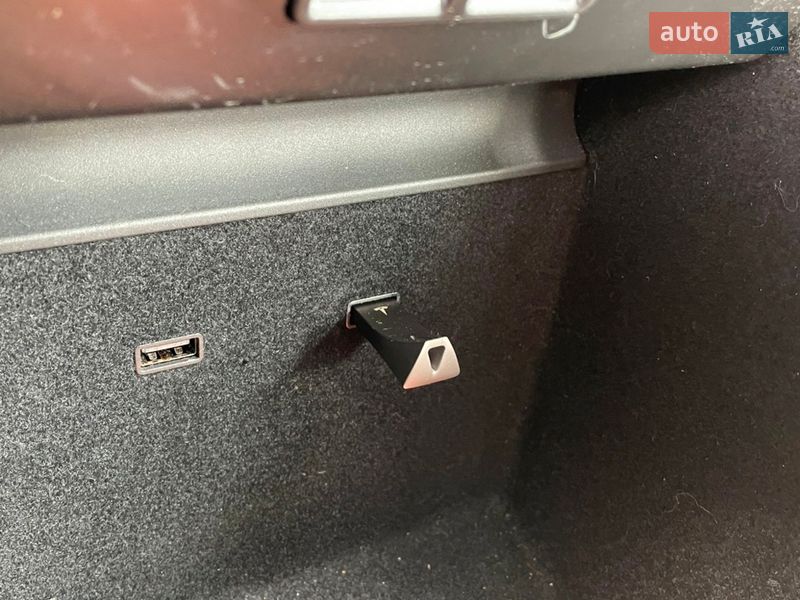 Седан Tesla Model 3 2019 в Киеве