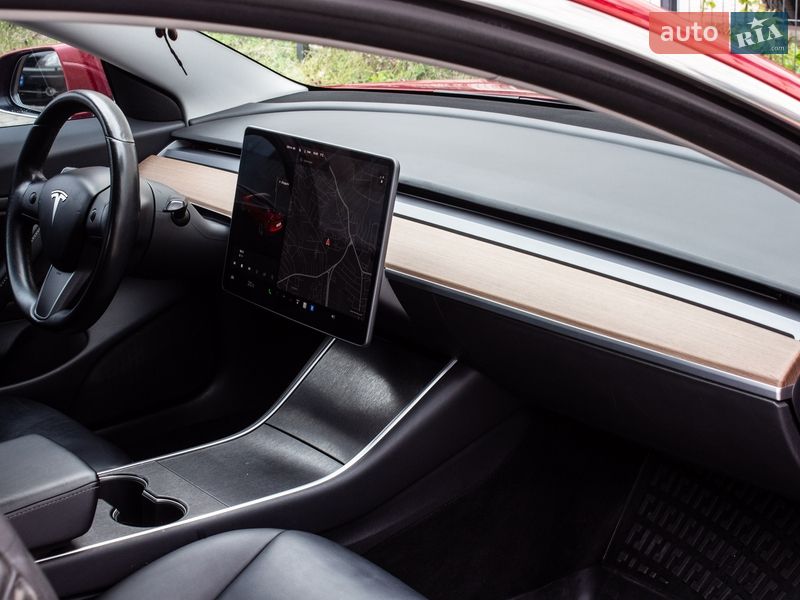 Седан Tesla Model 3 2018 в Львові