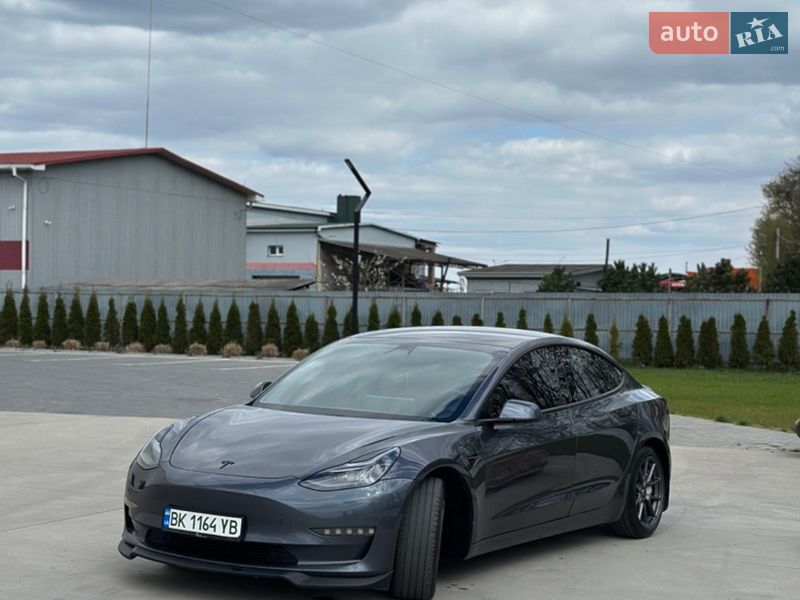Седан Tesla Model 3 2021 в Луцке