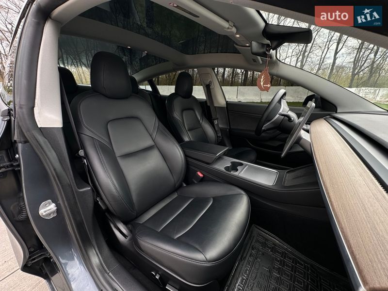 Седан Tesla Model 3 2021 в Луцке