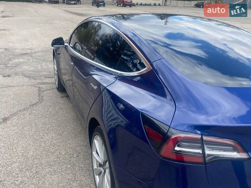Седан Tesla Model 3 2017 в Валках