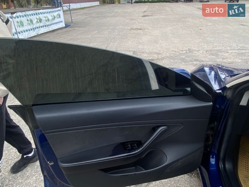 Седан Tesla Model 3 2017 в Валках