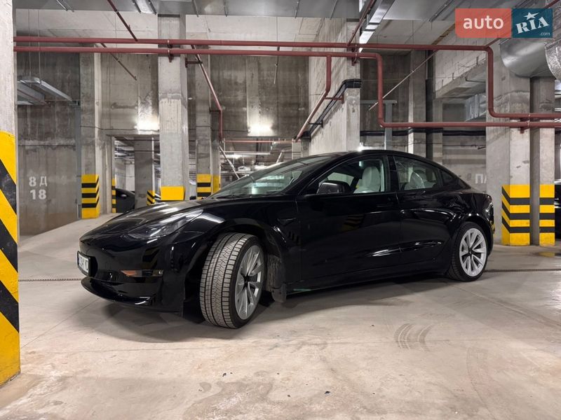 Седан Tesla Model 3 2023 в Львове