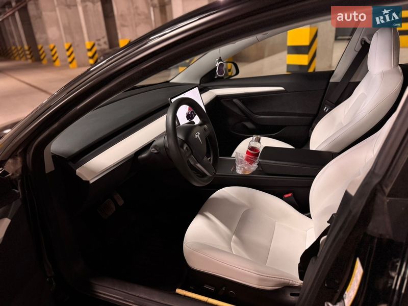 Седан Tesla Model 3 2023 в Львове