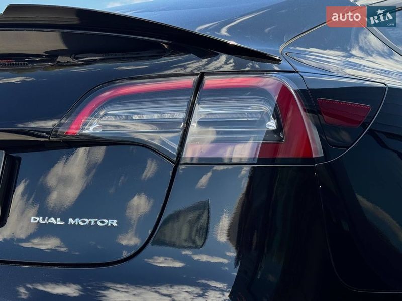 Седан Tesla Model 3 2022 в Ровно