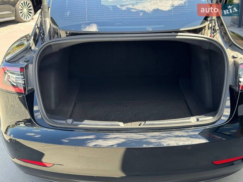 Седан Tesla Model 3 2022 в Ровно