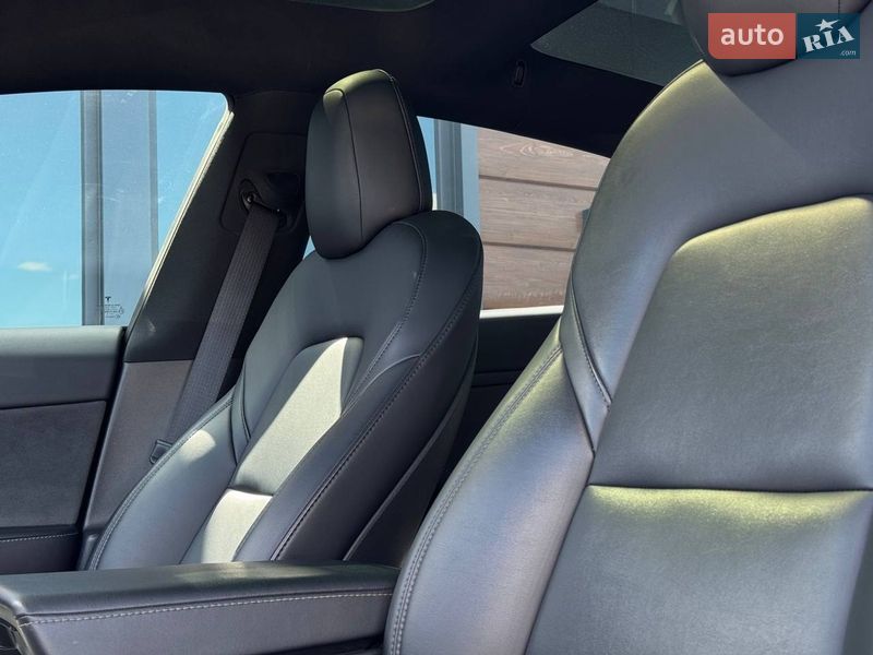 Седан Tesla Model 3 2022 в Ровно