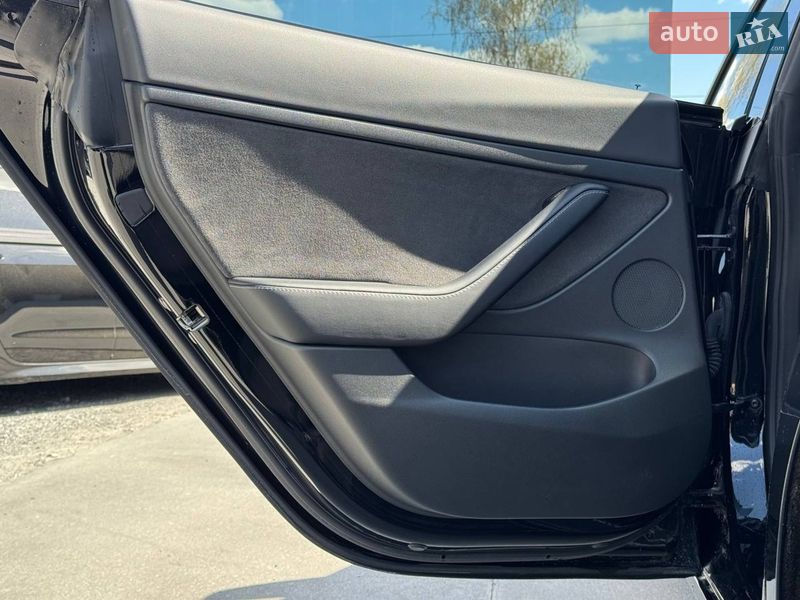 Седан Tesla Model 3 2022 в Ровно