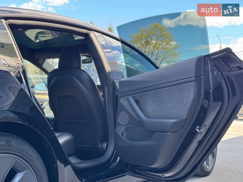 Седан Tesla Model 3 2022 в Ровно