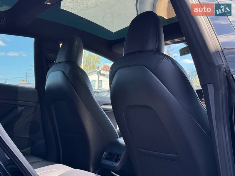 Седан Tesla Model 3 2022 в Ровно