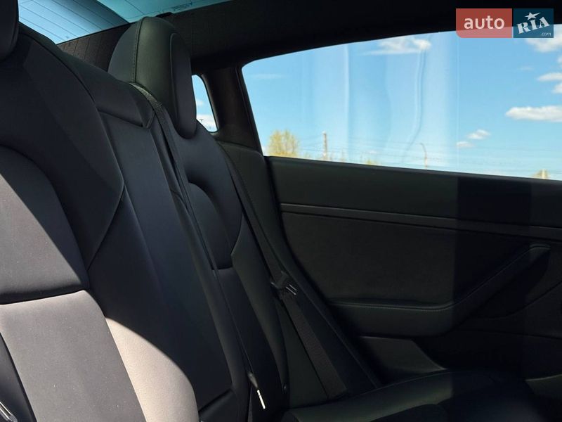 Седан Tesla Model 3 2022 в Ровно