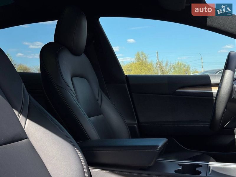 Седан Tesla Model 3 2022 в Ровно