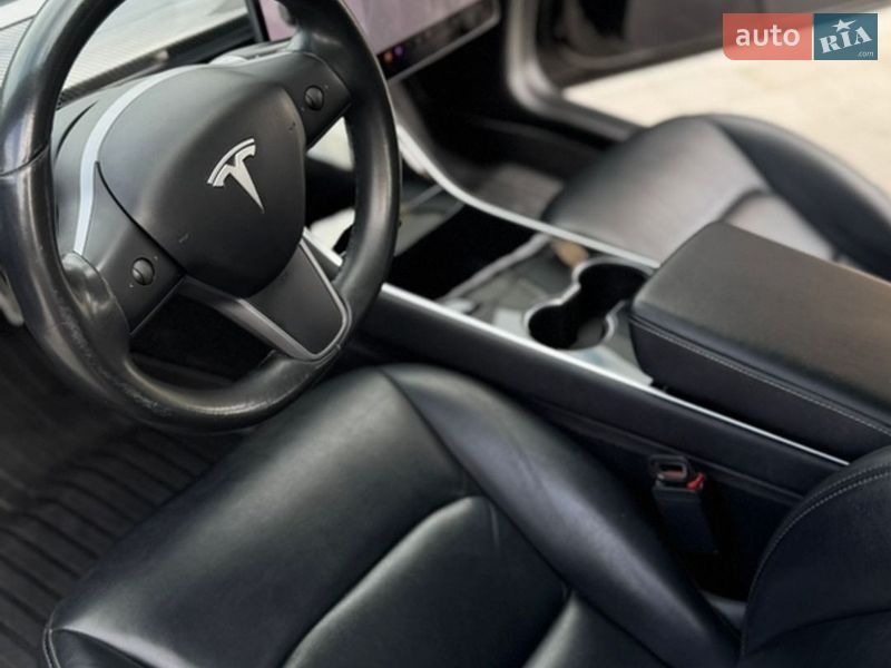 Седан Tesla Model 3 2019 в Луцке