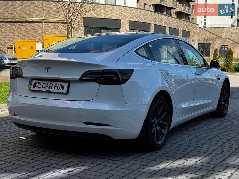 Седан Tesla Model 3 2018 в Львове