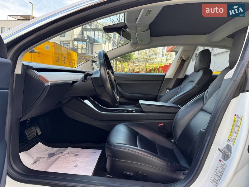 Седан Tesla Model 3 2018 в Львове