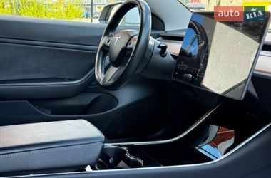 Седан Tesla Model 3 2018 в Львове
