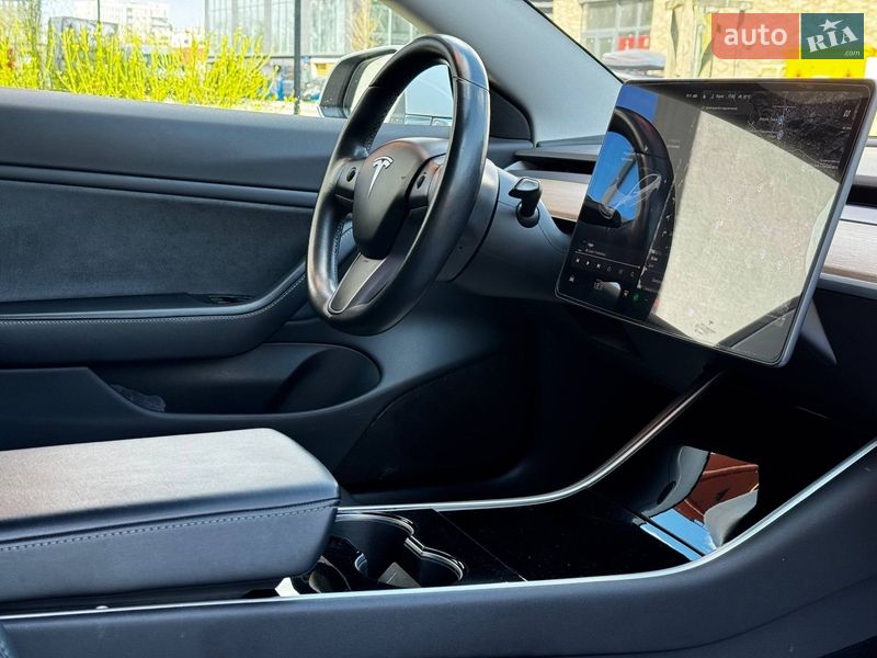 Седан Tesla Model 3 2018 в Львове