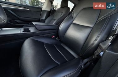 Седан Tesla Model 3 2022 в Бучі