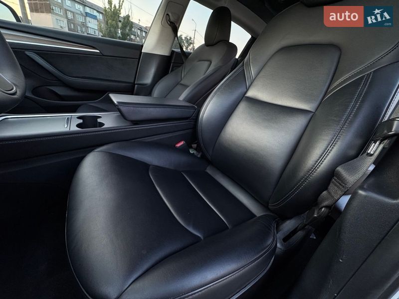Седан Tesla Model 3 2022 в Бучі