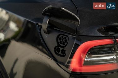 Седан Tesla Model 3 2021 в Черновцах