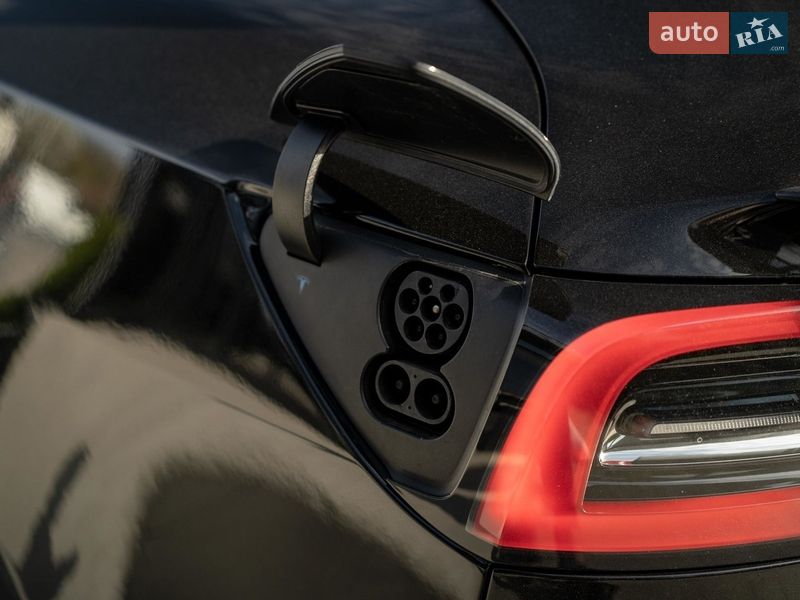 Седан Tesla Model 3 2021 в Черновцах